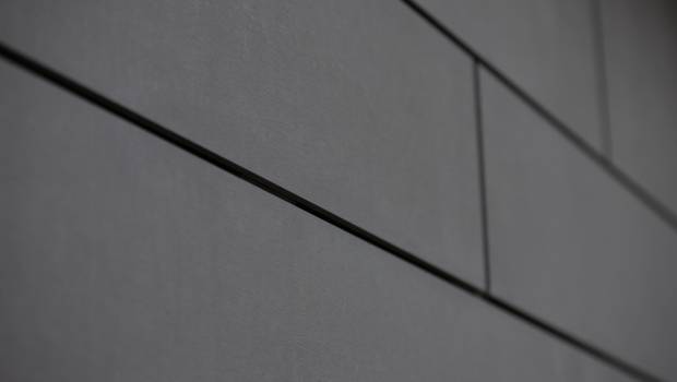Nouvelle nuance de sombre pour le panneau fibres-ciment Equitone