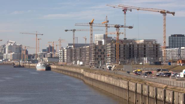 Ballet de 25 grues à tour Liebherr à Hambourg