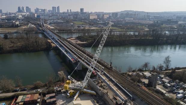 Eole : dernier grutage sur le saut-de-mouton de Bezons