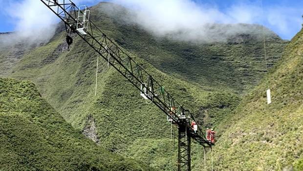 Quand une grue Potain voyage par hélicoptère