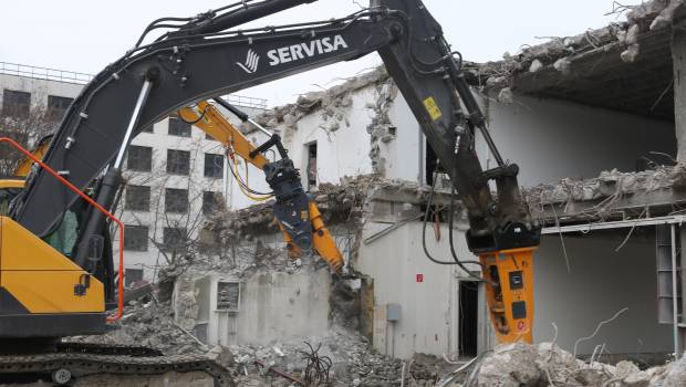 Servisa et Indeco démolissent le siège de la Deutsche Post