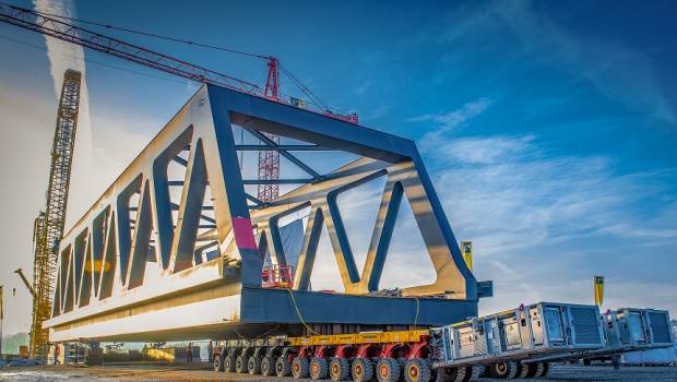 Un pont de 820 tonnes véhiculé par un Cometto SPMT