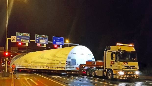 La semi-remorque extra-surbaissée de Faymonville se distingue en Suisse