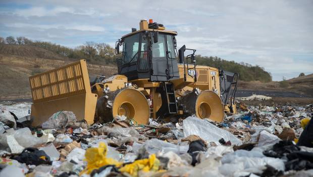 Compacteur à déchets Cat 816 dans la poubelle