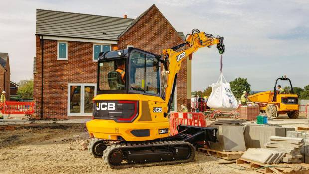 JCB frappe fort sur les mini-pelles
