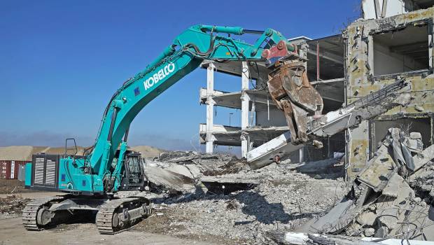 Une grosse Kobelco sur un chantier de démolition