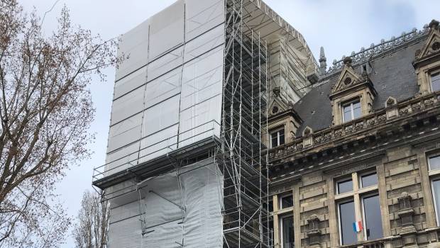 Rénovation de l'Hôtel de ville de Pantin : un échafaudage culminant à 43 m de hauteur