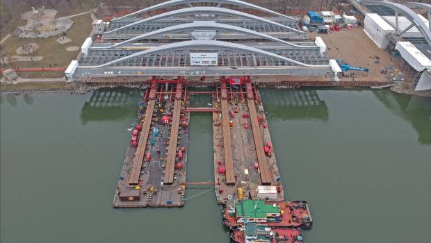 Mammoet participe à la construction d'un pont à Linz