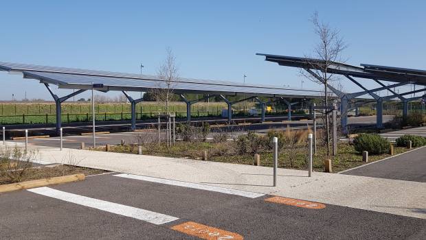 Les espaces de stationnement de la gare Nîmes Pont-du-Gard solarisés