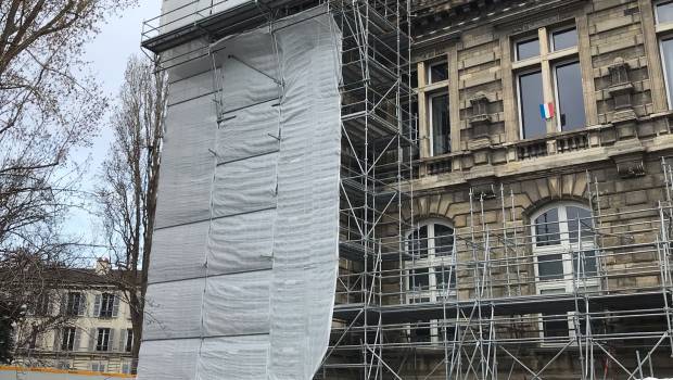 Pantin : un échafaudage qui épouse l’Hôtel de Ville