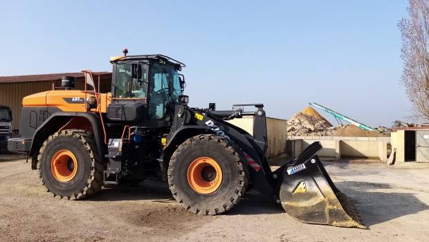 Deux DL-7 spécialisées dans le recyclage de matériaux