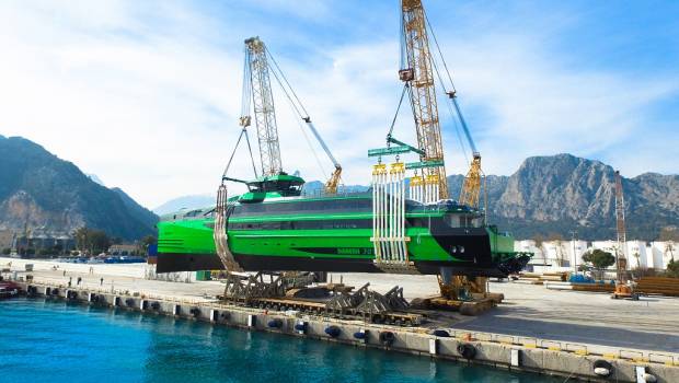 Deux Demag CC 2800-1 pour un navire de 410 tonnes