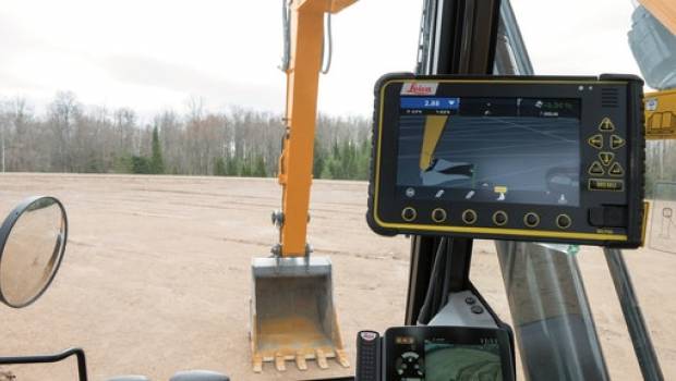 Case équipe ses pelles de Serie D de systèmes Leica