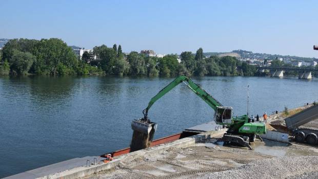 JO 2024 : la Métropole du Grand Paris évacue les déblais du chantier du Centre Aquatique Olympique par la Seine