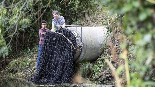Un filet pour retenir les déchets des eaux pluviales