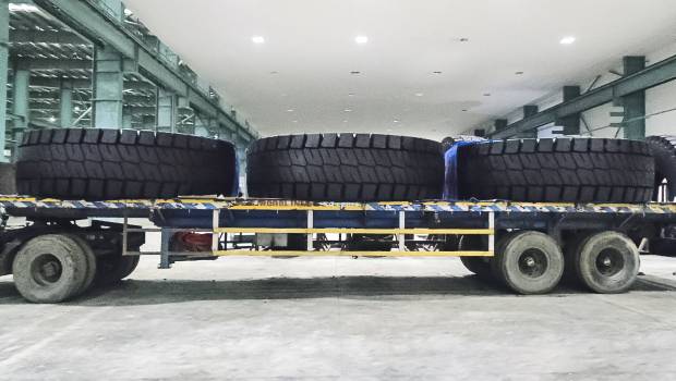 42 pneus géants BKT dans une mine indienne