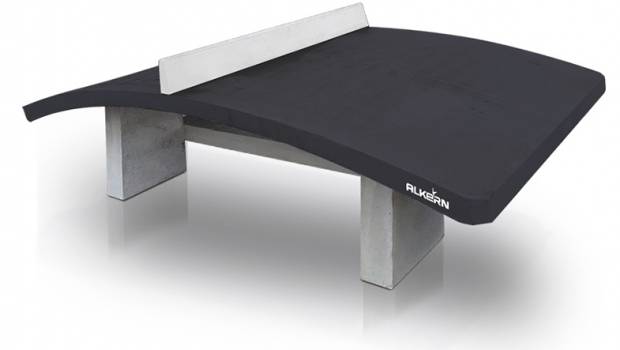 Alkern propose une nouvelle table de jeux de plein air en béton