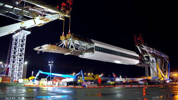 Mammoet lève la passerelle la plus longue du monde