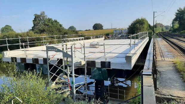 Un pont ferroviaire flambant neuf sur la Sambre