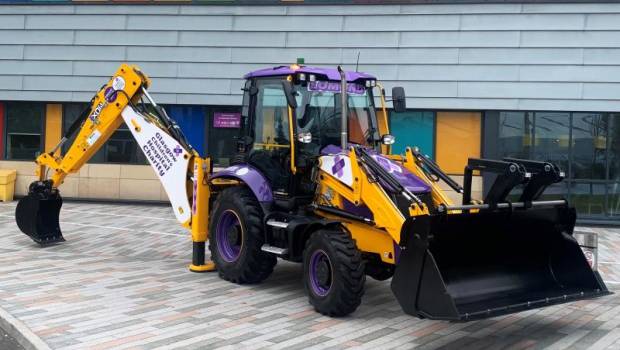 Une JCB 3CX collecteuse de fonds