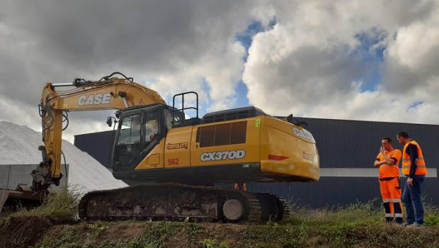 Une pelle Case pour des bassins d'orage sur l'A13