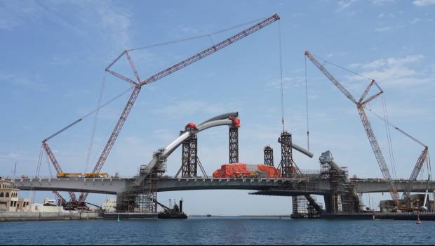 Mammoet érige un pont à Dubaï