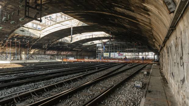 Gare de l’est : des cordistes rénovent les voutes du pont Philippe Girard