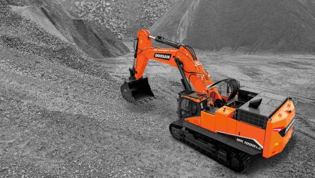 Doosan dégaine une pelle de 100T, la plus grosse de son histoire