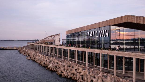 Un terminal de croisière en bois au port de Tallinn