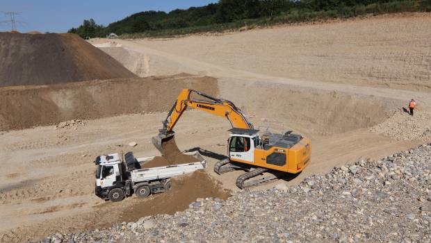 Deux machines Liebherr pour PHV Carrières et Matériaux