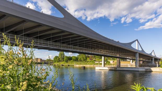 A Stuttgart, le pont sur le Neckar expose ses tôles profilées en long