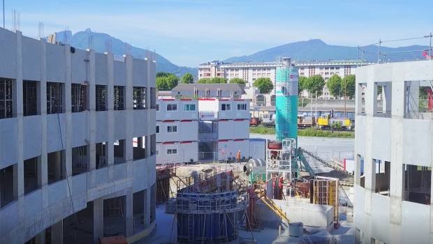 Un immeuble de bureaux aux façades techniques à Chambéry