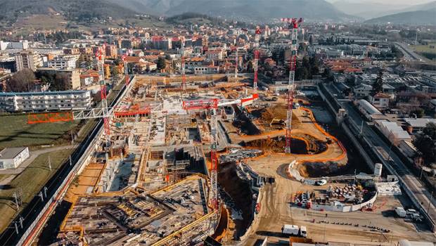 Des Potain dans le ciel de Bergame