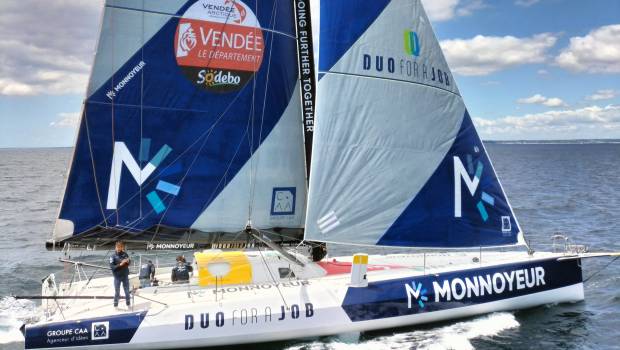 Monnoyeur hisse la grand voile
