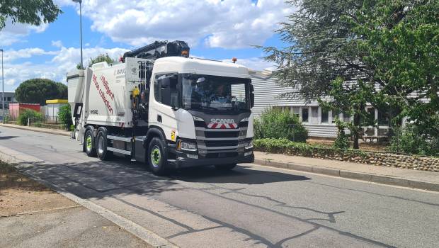 Un porteur Scania avec grue hybride rechargeable