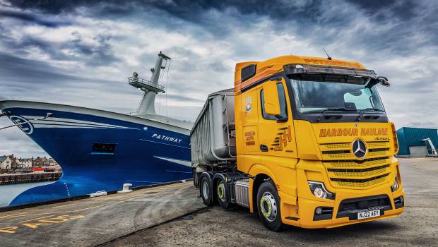 Un Mercedes Actros L dans les Highlands