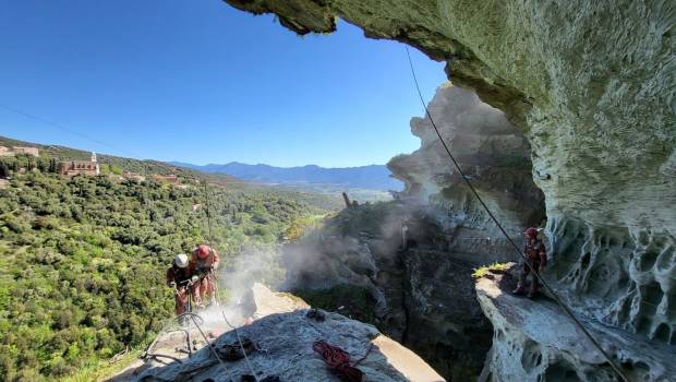 Des cordistes corses qui forent à-pic