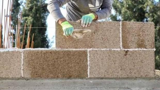 Saint-Astier lance le 1er enduit monocouche adapté aux blocs et béton de chanvre