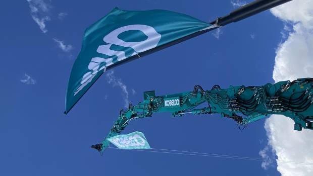 Kobelco culmine dans le ciel de Bauma avec une pelle de démolition de 135t