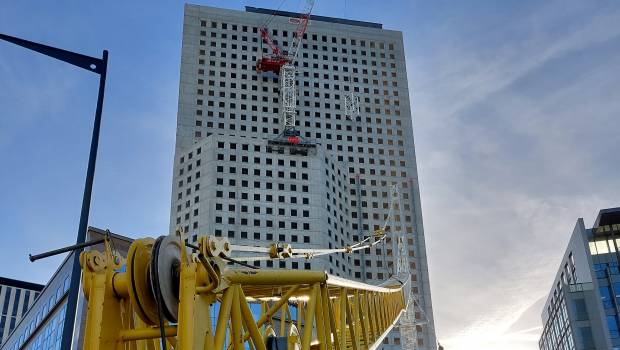 La Défense : une grue à tour au 26e étage de la tour Hopen
