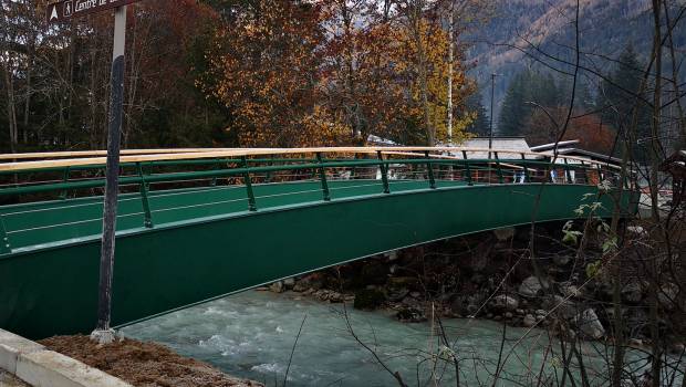 Deux passerelles alliant métal et bois dans les Alpes