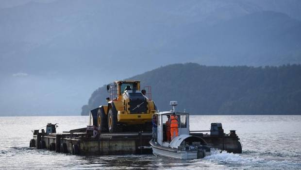 Une chargeuse Volvo L260H sur le lac de Thoune