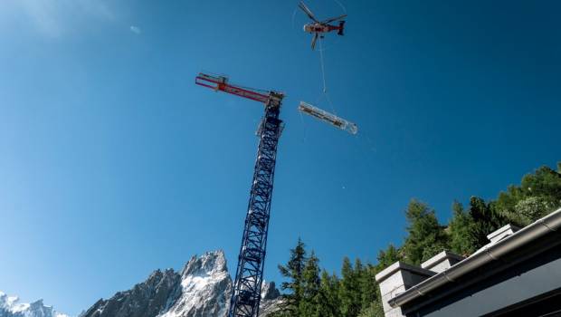 Une grue à tour Liebherr sur le Mont-Blanc