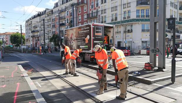 Un passage à niveau stabilisé sans dépose devant la gare de Gargan