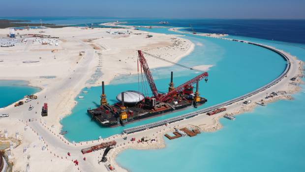 Mammoet pose la 1ère villa sur pilotis du Sheybarah Island Resort dans la mer Rouge