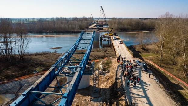 Déviation de Jargeau : le tablier du franchissement lancé sur la Loire