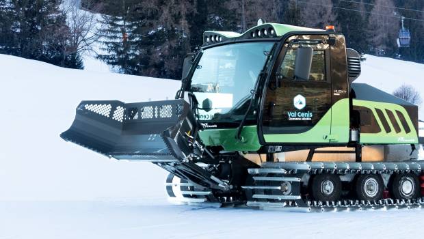 La dameuse électrique fait du ski