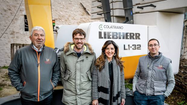 Une grue Liebherr participe à la rénovation d'un bâtiment historique