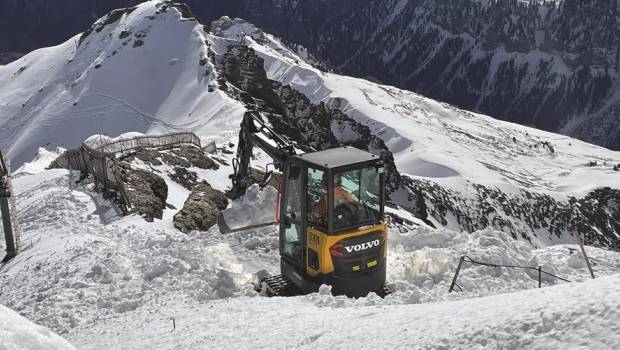Quand la Volvo ECR25 prend de la hauteur