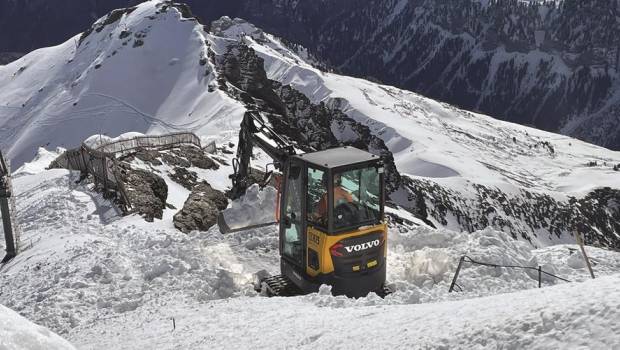 Quand la Volvo ECR25 prend de la hauteur